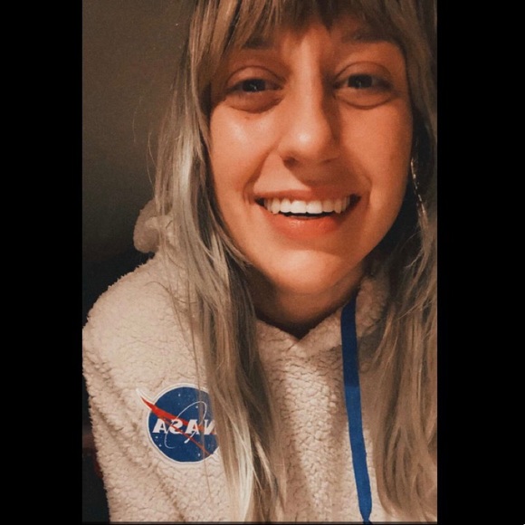 Meet your Posher, Nessa🐝 - Picture 2 of 3